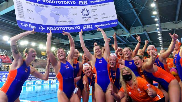 De waterpolosters vieren het binnenhalen van het olympische ticket.