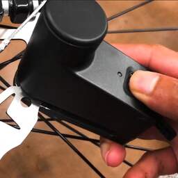 Bedrijf maakt kleinste fietsslot dat met vingerafdruk te openen is