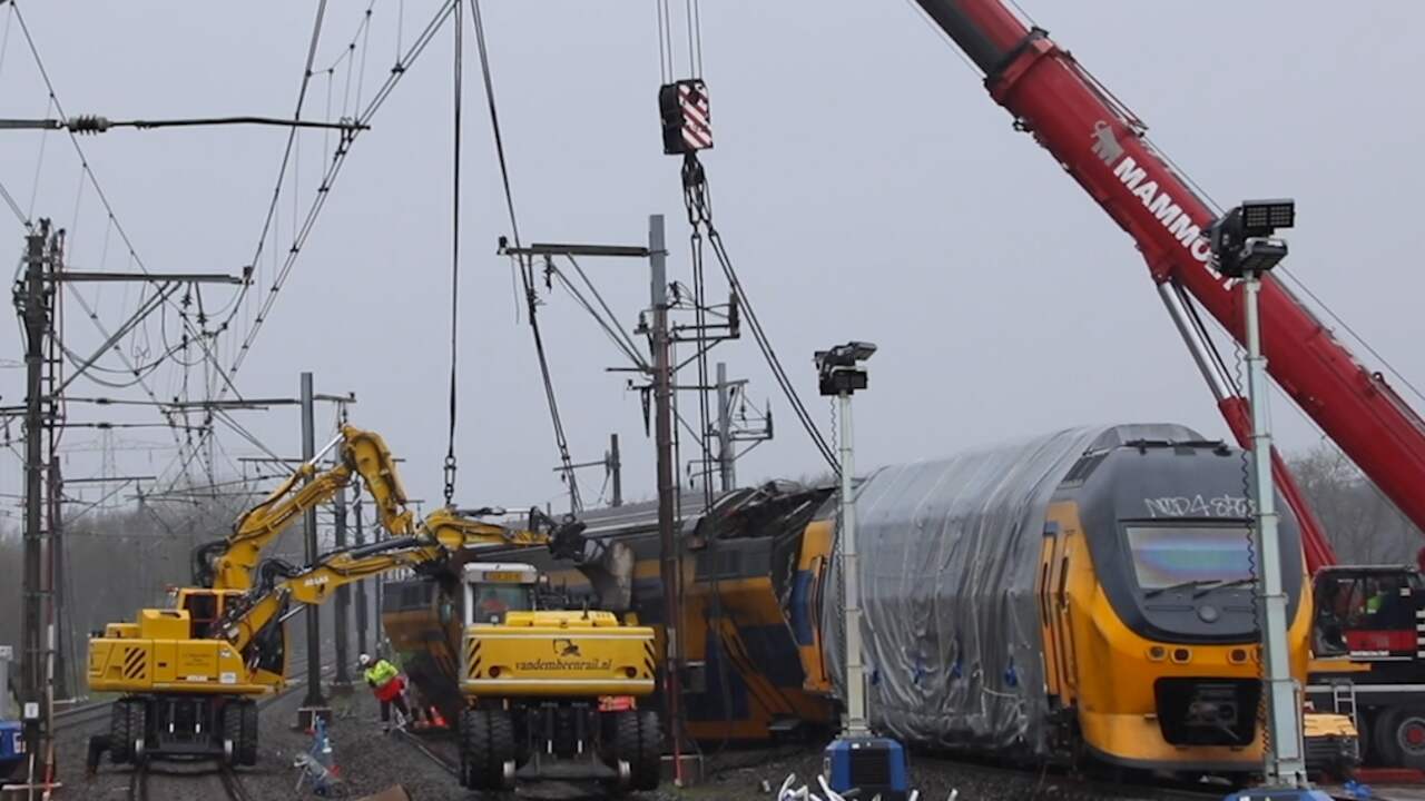 Image from video: Cranes put overturned train upright again at Voorschoten