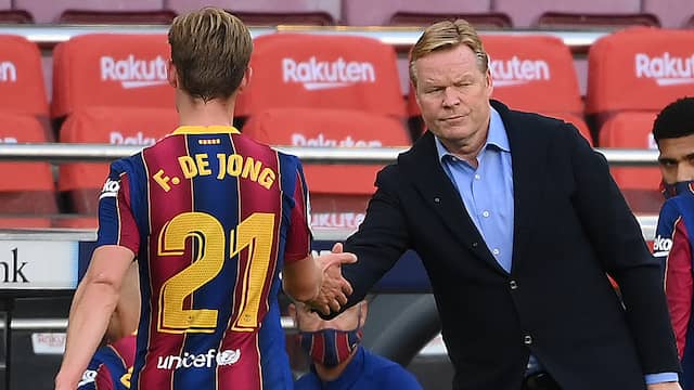 Frenkie de Jong en Ronald Koeman schudden elkaar de hand.