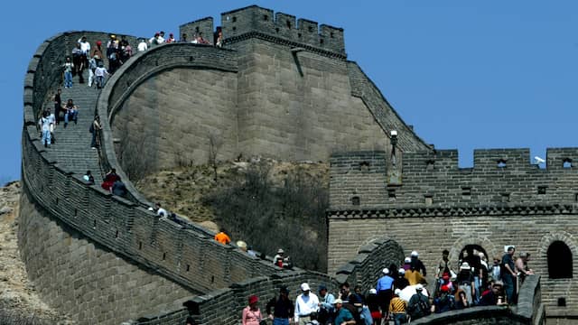 China treedt op tegen toeristen die stenen uit Chinese Muur halen NU