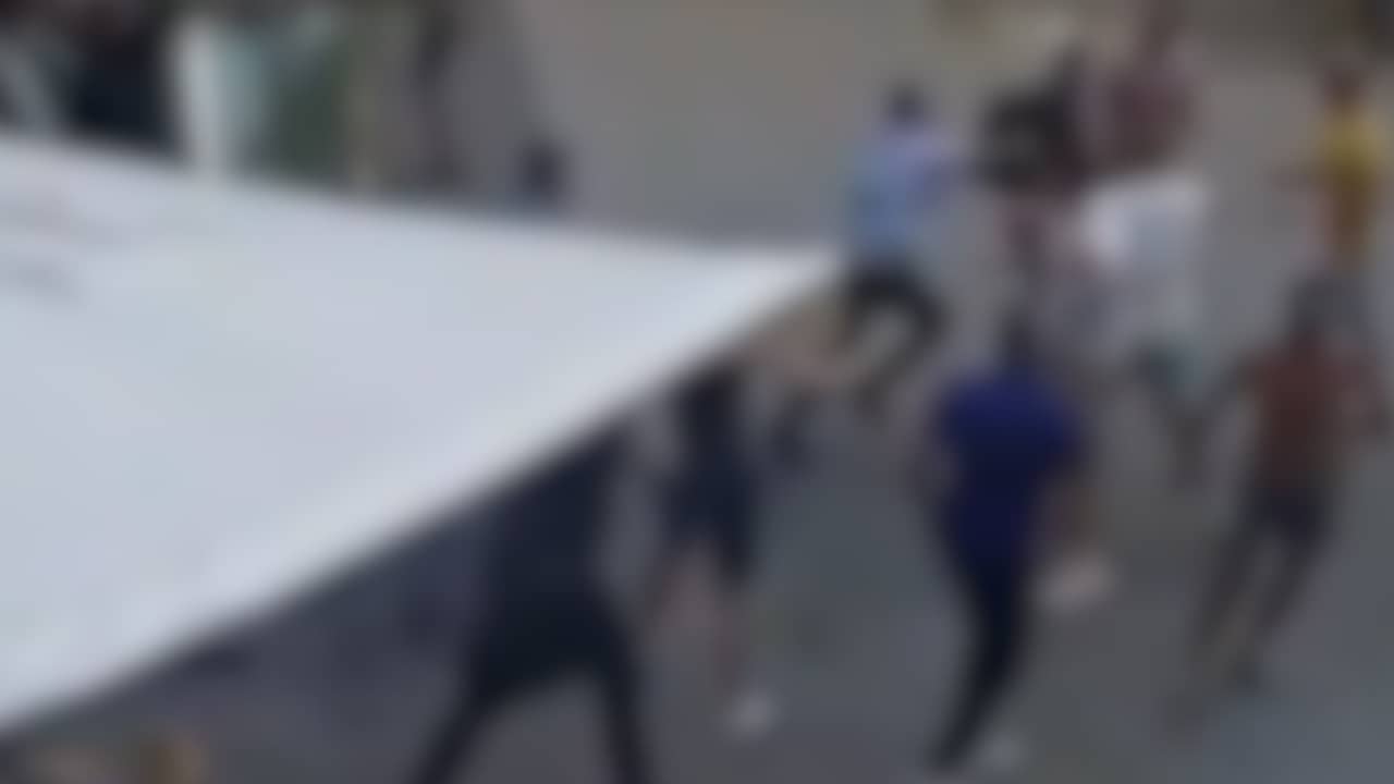 Beeld uit video: Nederlanders slaan ober in elkaar in Praag