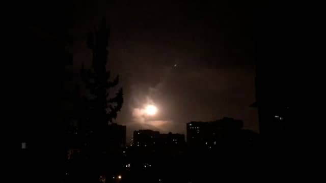 Beeld uit video: Syrië schiet raketten uit lucht boven Damascus