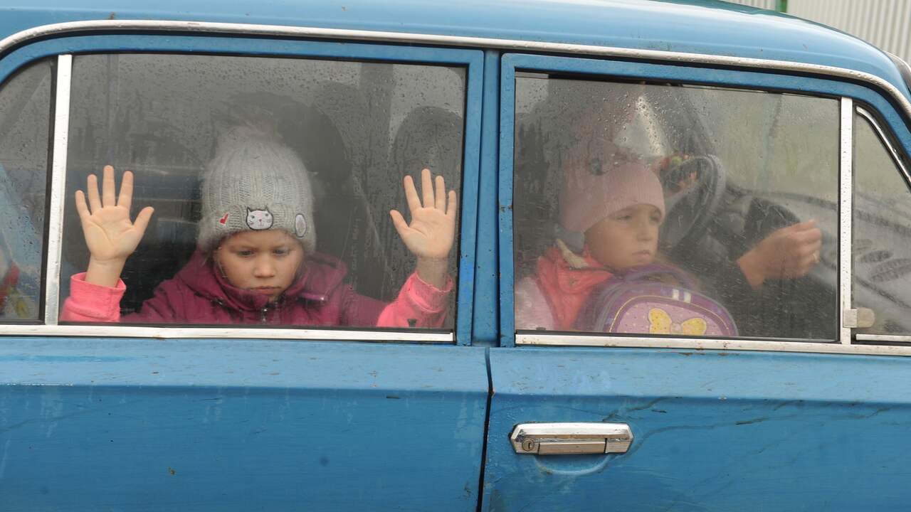 Oekraïense vluchtelingen in een auto op weg naar een tijdelijk kamp in Belgorod.