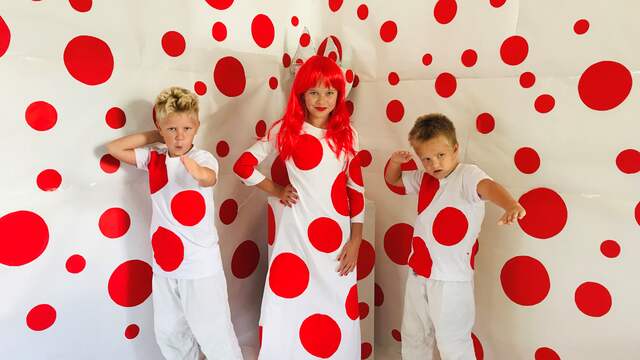 De kinderen van Galina Erkamp bouwden met een paar andere thuisonderwijzers een infinityroom na van de Japanse kunstenares Yayoi Kusama.
