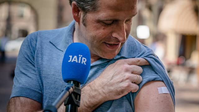 Hugo de Jonge liet begin juni graag zien dat hij is gevaccineerd.
