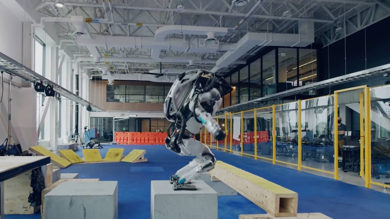 Beeld uit video: Atlas-robots van Boston Dynamics doen aan parkour