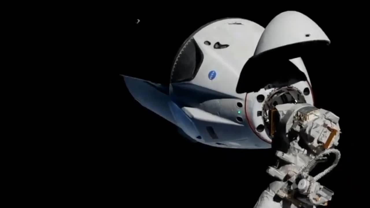 Beeld uit video: Ruimtecapsule SpaceX wordt gekoppeld aan ISS