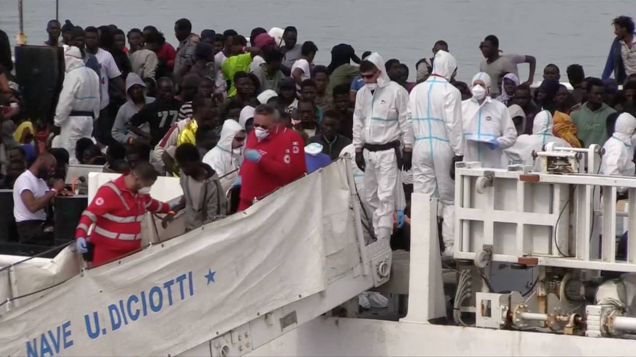 Beeld uit video: Schip met ruim negenhonderd migranten komt aan op Sicilië