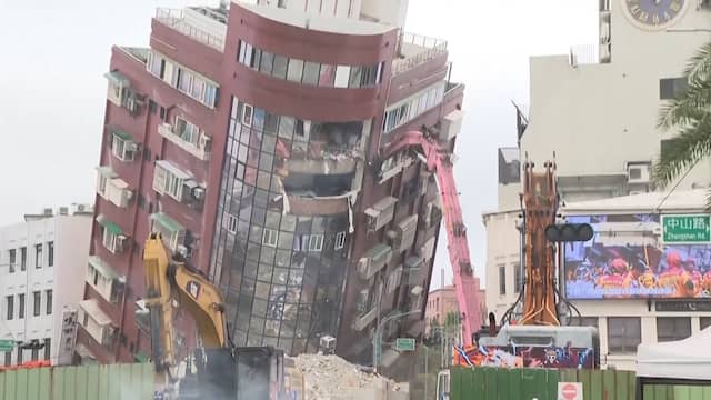 Schots en scheef gebouw in Taiwan wordt gesloopt