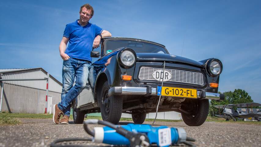 Sander Drooglever is stapelgek op zijn Solar Trabi: een elektrische Trabant die rijdt op zonne-energie.