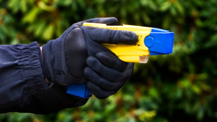 Amnesty vindt dat agenten stroomstootwapen te vaak gebruiken
