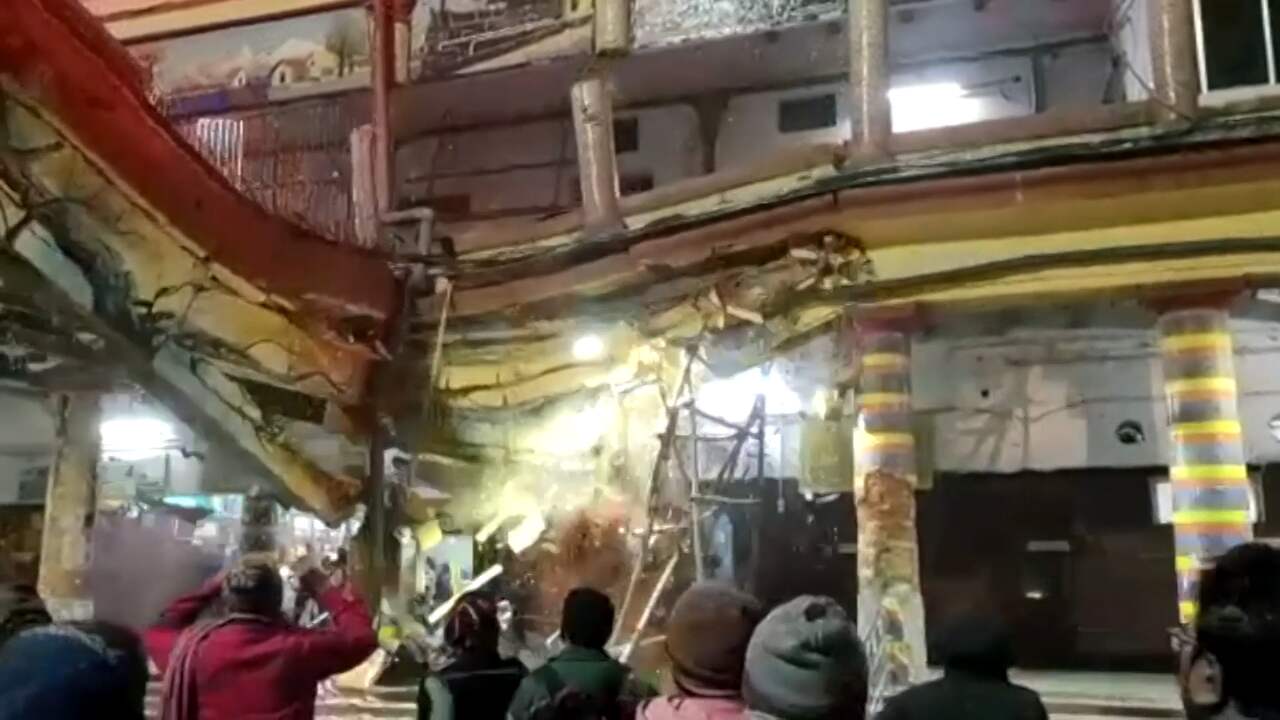 Indiaas treinstation stort in tijdens de avondspits