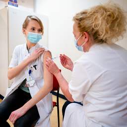 Iedereen die vaccin wil kan in juli al eerste prik krijgen (als alles meezit)