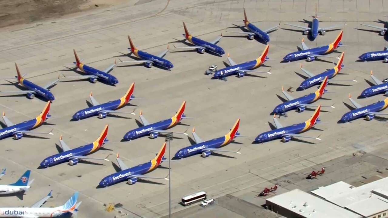 Amerikaans vliegveld vol met geparkeerde toestellen