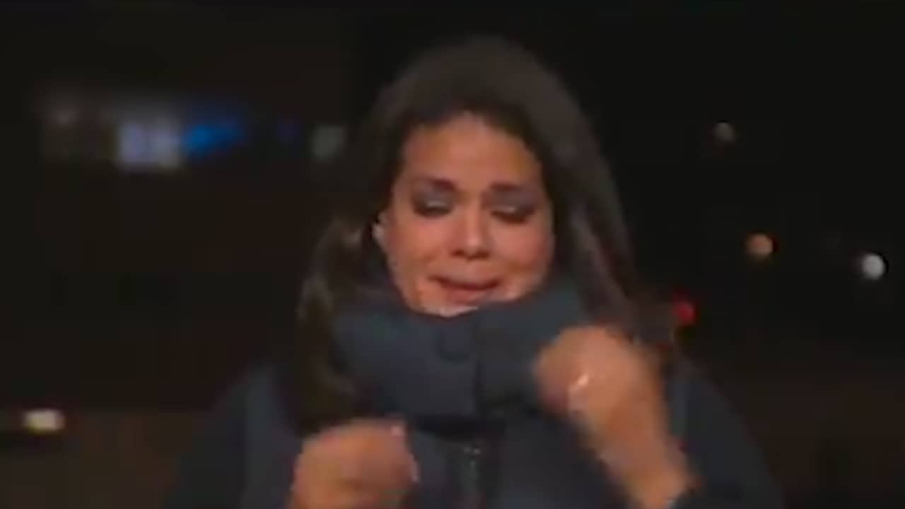 Beeld uit video: CNN-verslaggeefster barst in tranen uit na bezoek aan ziekenhuis