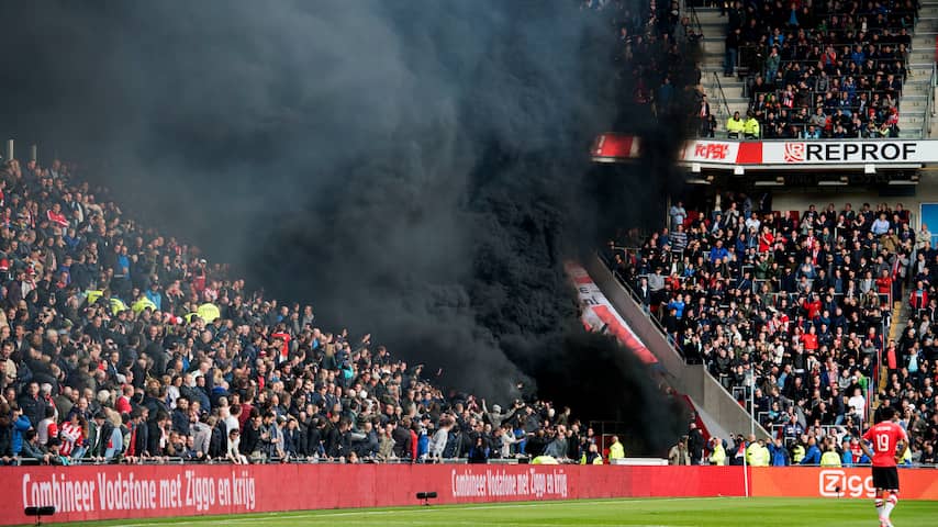 Vijftien mensen behandeld na rookbom PSV-Ajax