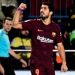 Barcelona moeizaam langs tien man Villarreal, remise Strootman met Roma