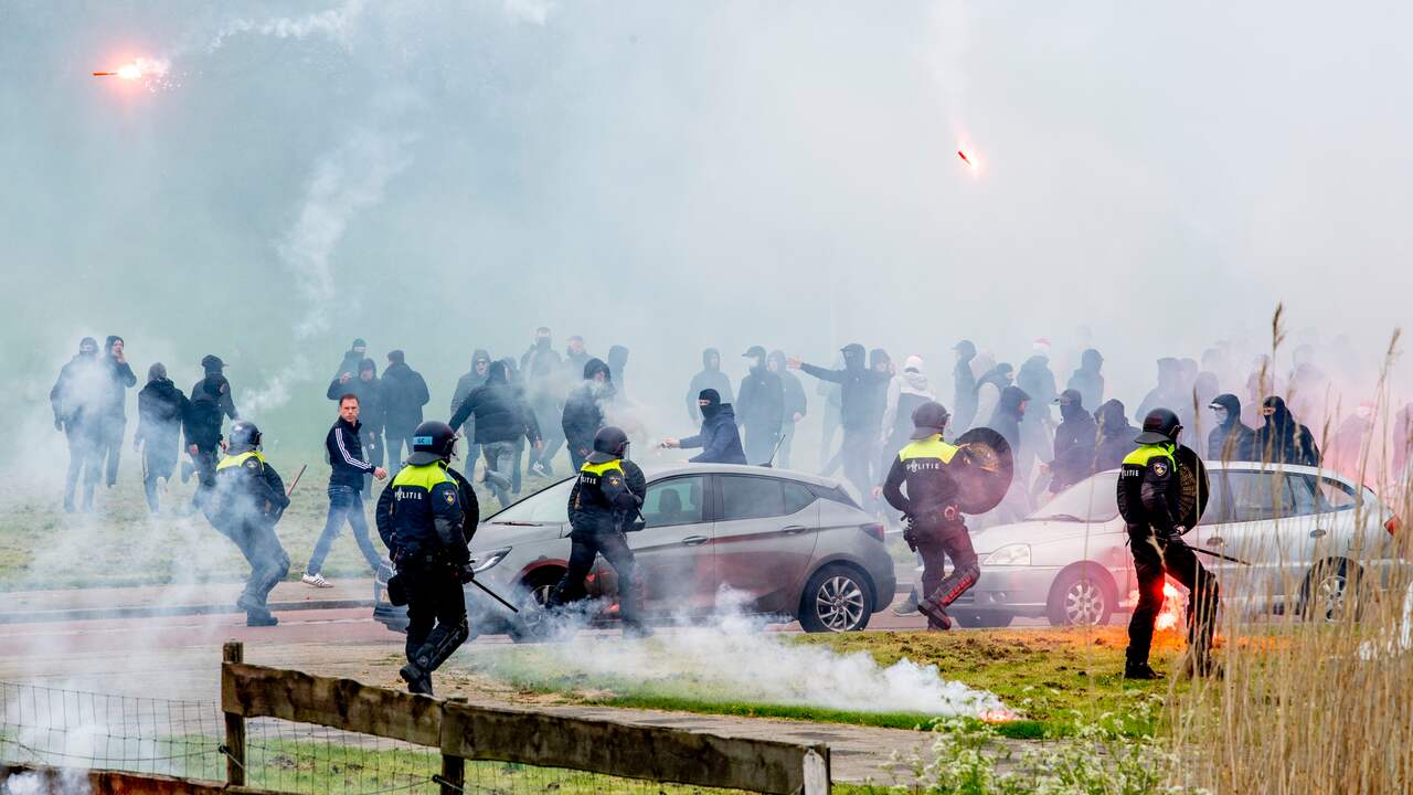 Beeld uit video: Feyenoord-fans zoeken confrontatie met politie bij trainingscomplex