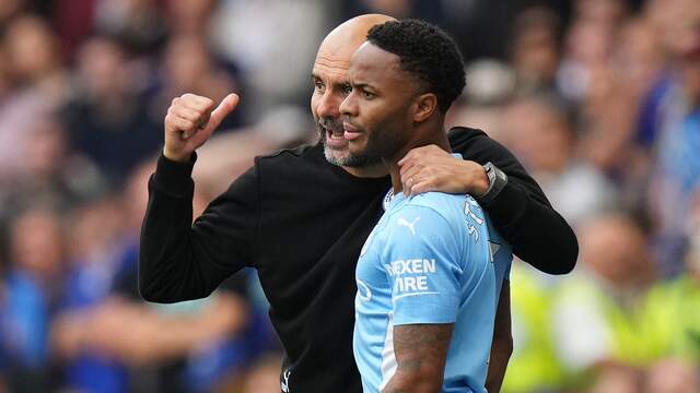 Josep Guardiola geeft Raheem Sterling instructies tijdens de competitiewedstrijd tegen Chelsea.