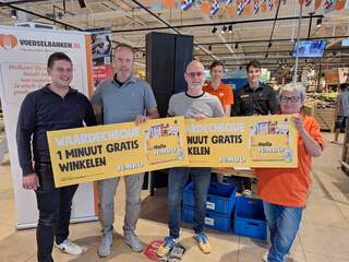 Man uit Zevenaar doneert hoofdprijs van minuut gratis winkelen aan voedselbank