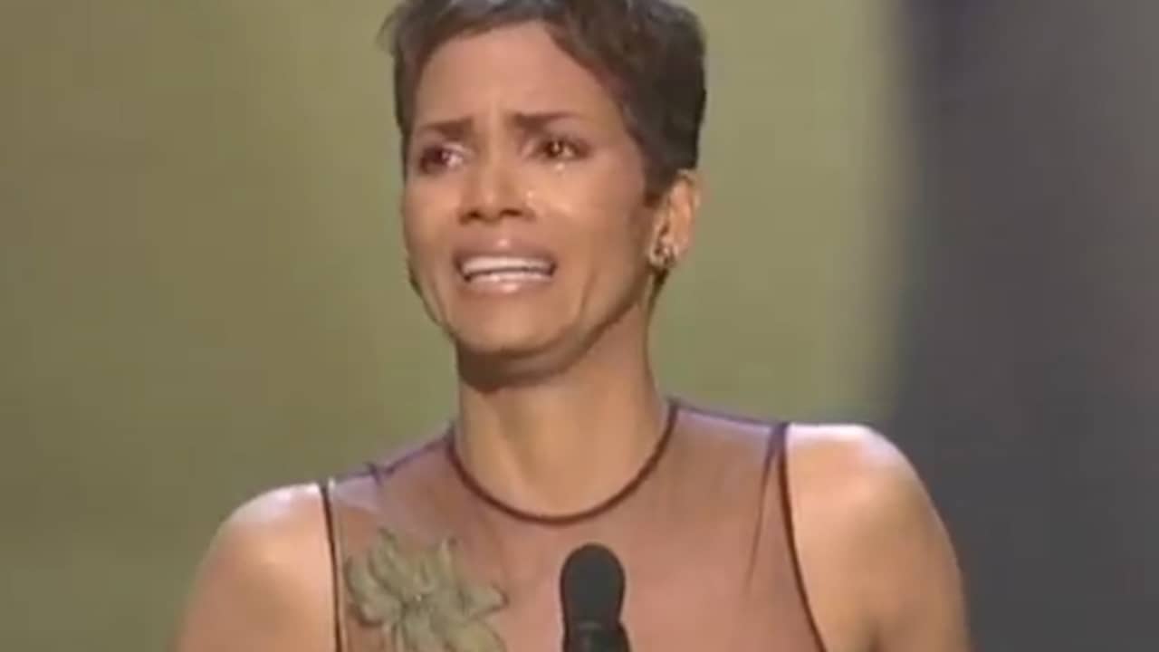 Beeld uit video: Halle Berry geeft emotionele speech tijdens Oscars