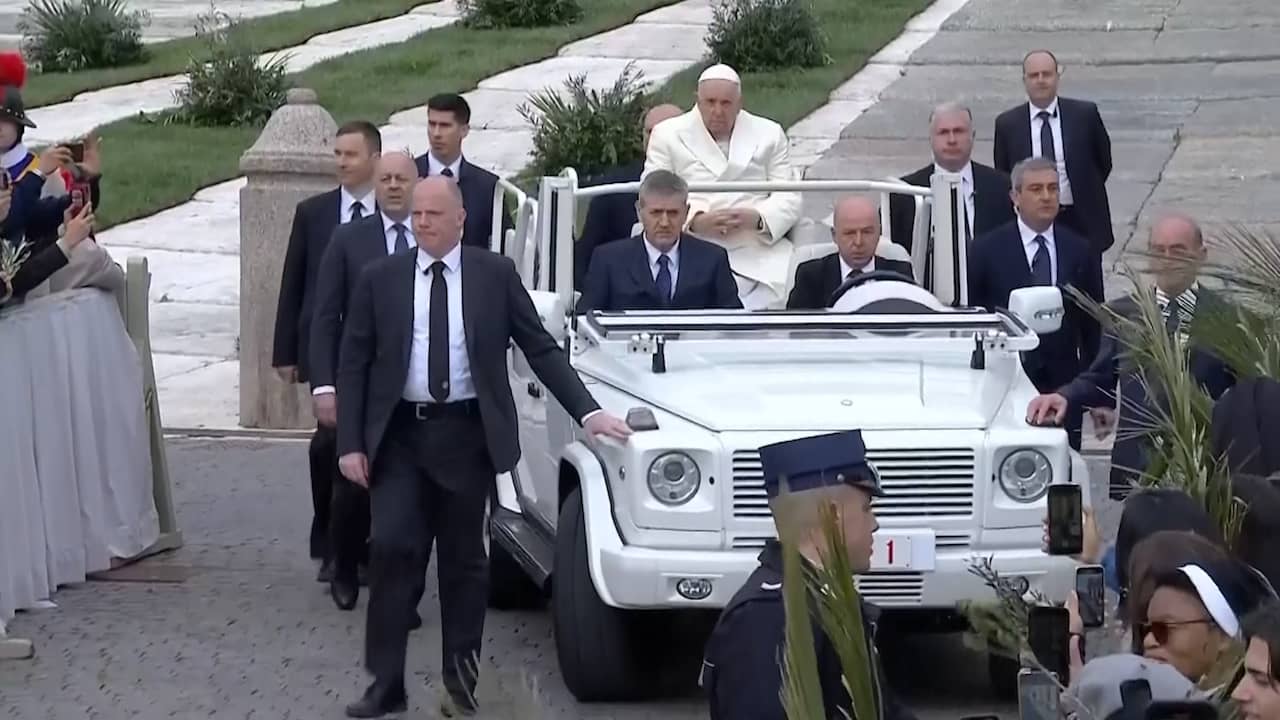 Beeld uit video: Paus rijdt Sint-Pietersplein op in pausmobiel voor mis