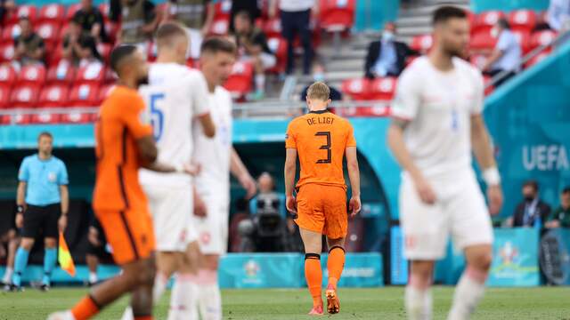 Matthijs de Ligt druipt af met rood.