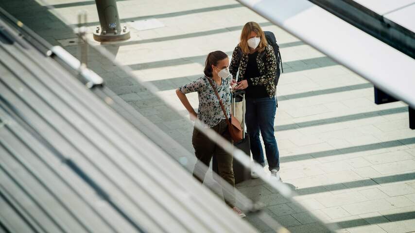 Mensen dragen een mondkapje op Utrecht CS