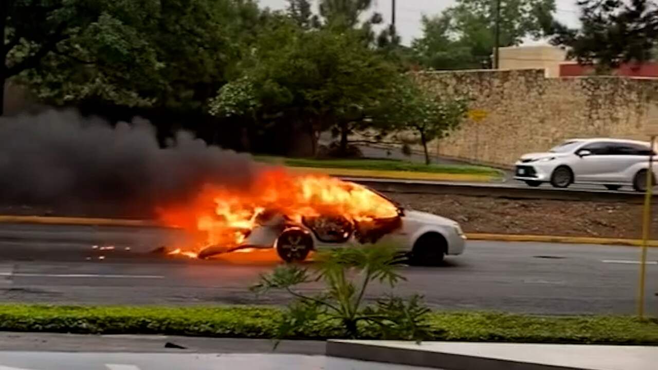 Beeld uit video: Auto rijdt in lichterlaaie en zonder bestuurder door Mexico