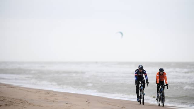 De veldrijders rijden vlak langs de zee in Oostende.