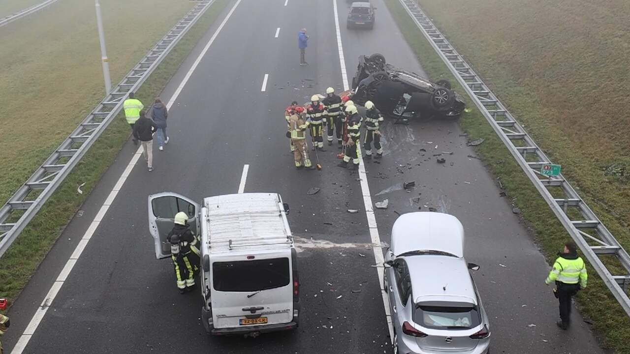 Video | Ravage op Afsluitdijk na zwaar ongeluk in de mist