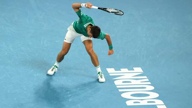 Novak Djokovic slaat zijn racket kapot in de derde set.