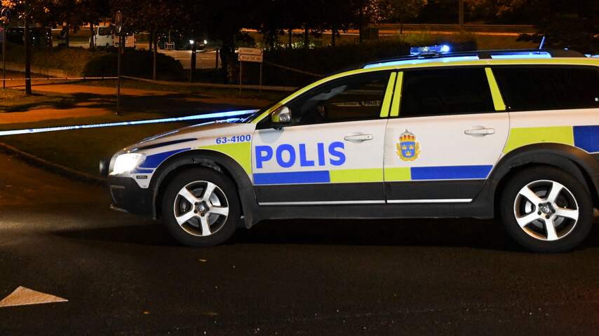 Tientallen auto's in brand gestoken door gemaskerde jongeren in Zweden