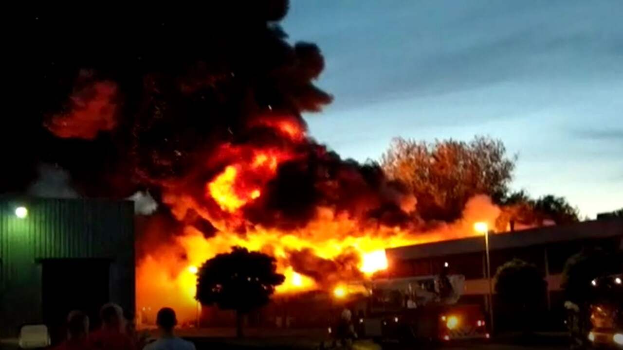 Beeld uit video: Grote brand op industrieterrein in Deventer 