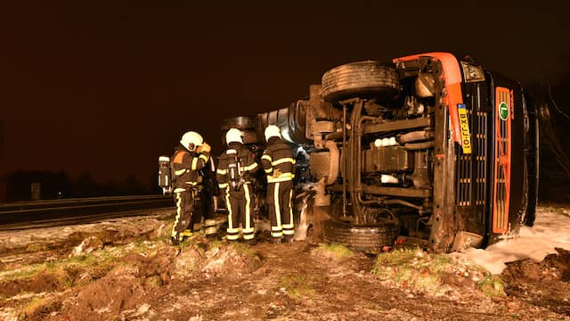 Honderden ongelukken door gladde wegen in heel Nederland.