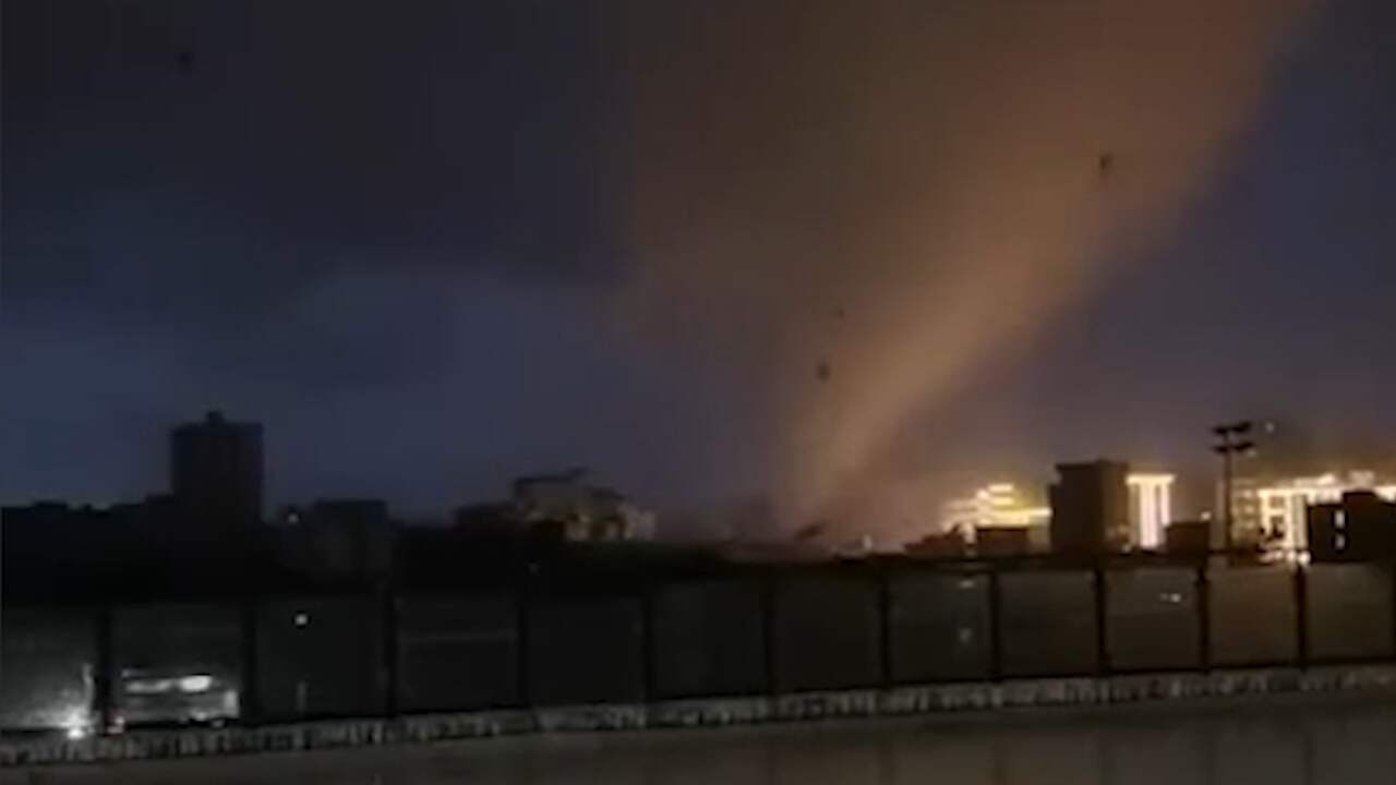 Beeld uit video: Tornado raast door Chinees dorp en zorgt voor stroomuitval