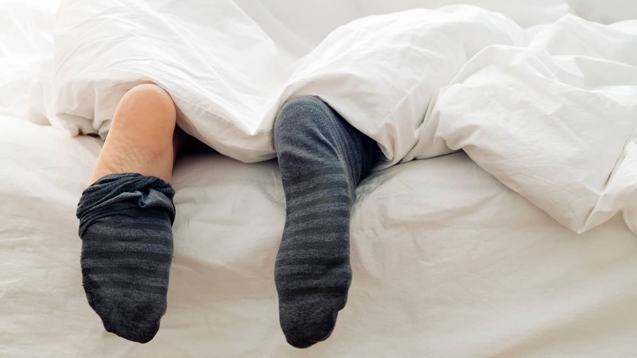 Is slapen met sokken aan ongezond? Gezondheid | NU.nl