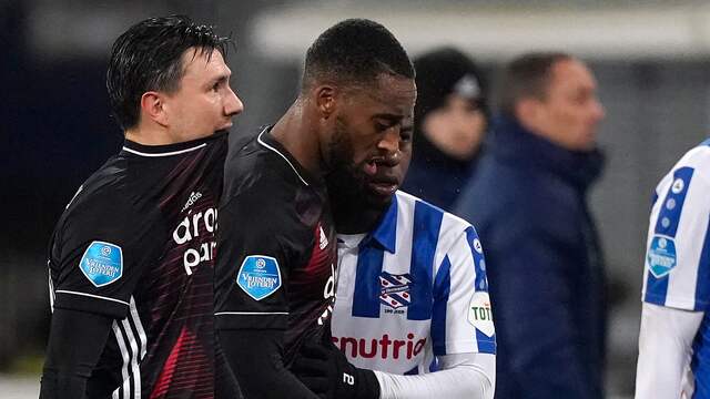 Steven Berghuis en Leroy Fer druipen af in het Abe Lenstra Stadion.