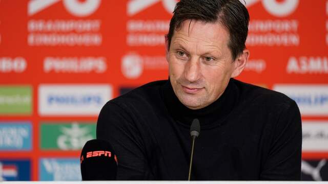 PSV-trainer Roger Schmidt vindt dat Ajax gezien het hogere budget een grotere kans op de landstitel.