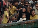 Rohingya bootvluchtelingen, samengepakt op een schip in de Andamanse Zee voor de kust van Thailand in mei.