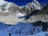 Mount Everest door aardbeving Nepal 2,5 centimeter gekrompen