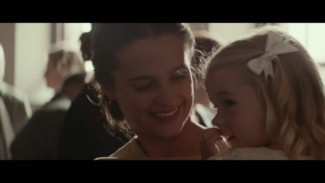 Beeld uit video: Bekijk hier de trailer The Light between Us