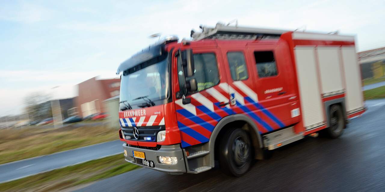 Persoon inhaleert rook tijdens woningbrand in Hamburgerstraat