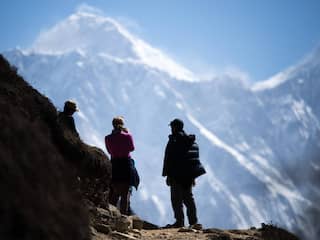 Meer bergbeklimmers klimmen succesvol naar de top van Mount Everest