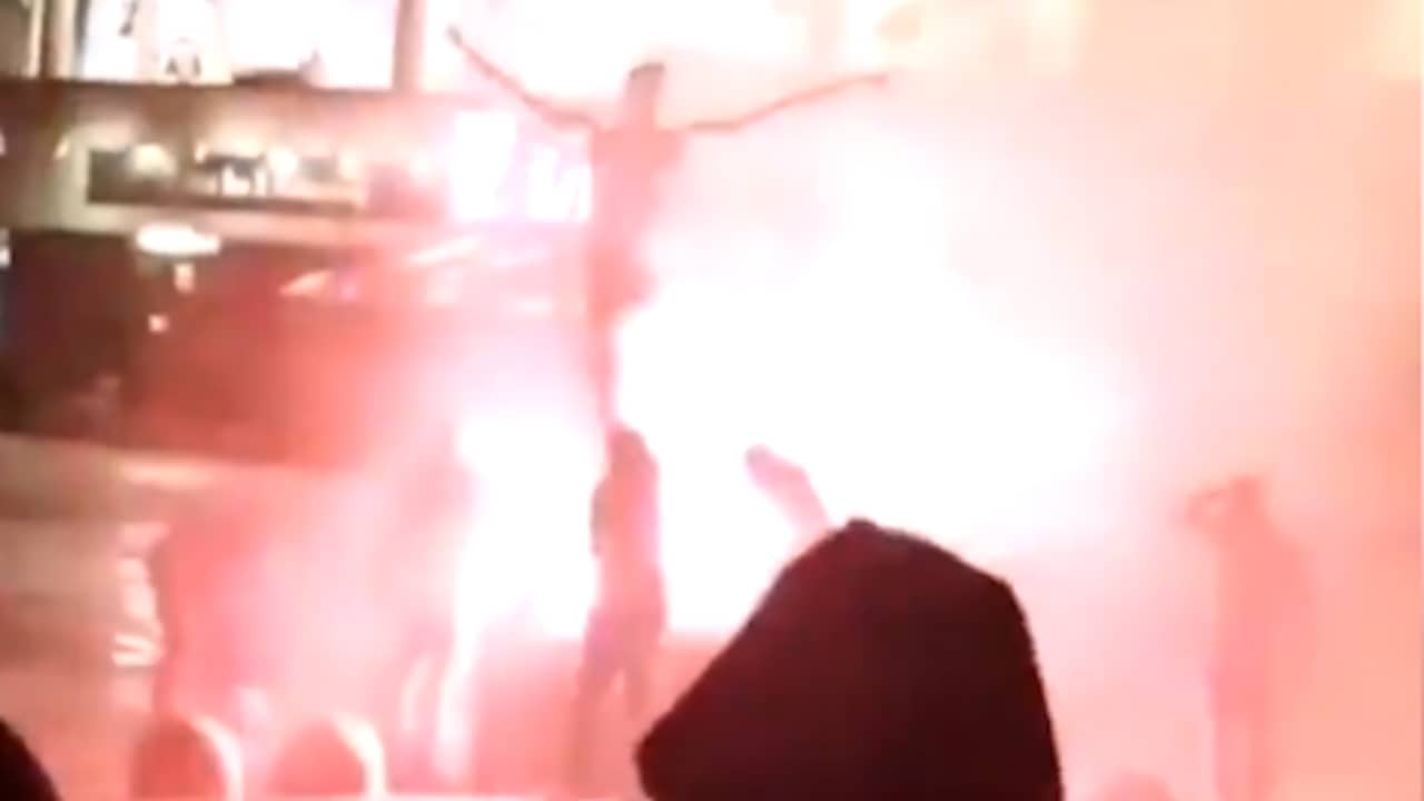 Boze fans Zweedse club Malmö steken beeld Ibrahimovic in brand
