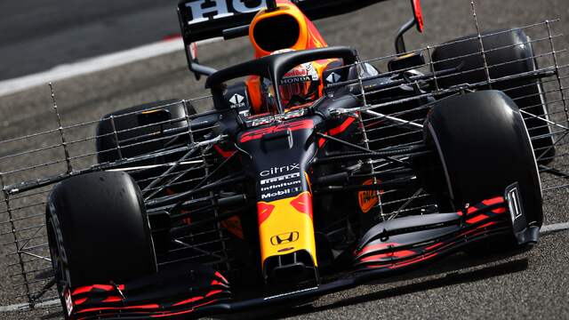 Verstappen ging direct de baan op met rekken vol sensoren op zijn auto, om de luchtstromen vanaf de voorvleugel te meten en wervelingen rondom de voorwielen goed in beeld te krijgen. De neus van de auto is grofweg hetzelfde als in 2020.