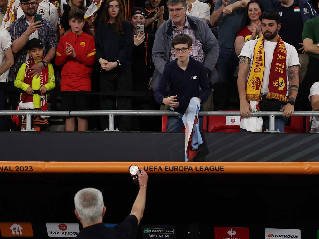 Mourinho hoeft medaille na eerste verloren Europese finale niet: ‘Ik houd alleen goud’ | Voetbal