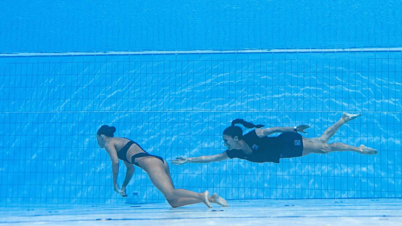 Haar Spaanse coach Fuentes, zelf in het verleden een succesvol synchroonzwemster, aarzelde geen moment en sprong haar pupil achterna.