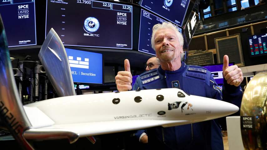 Bijna achtduizend mensen willen met Bransons Virgin Galactic de ruimte in